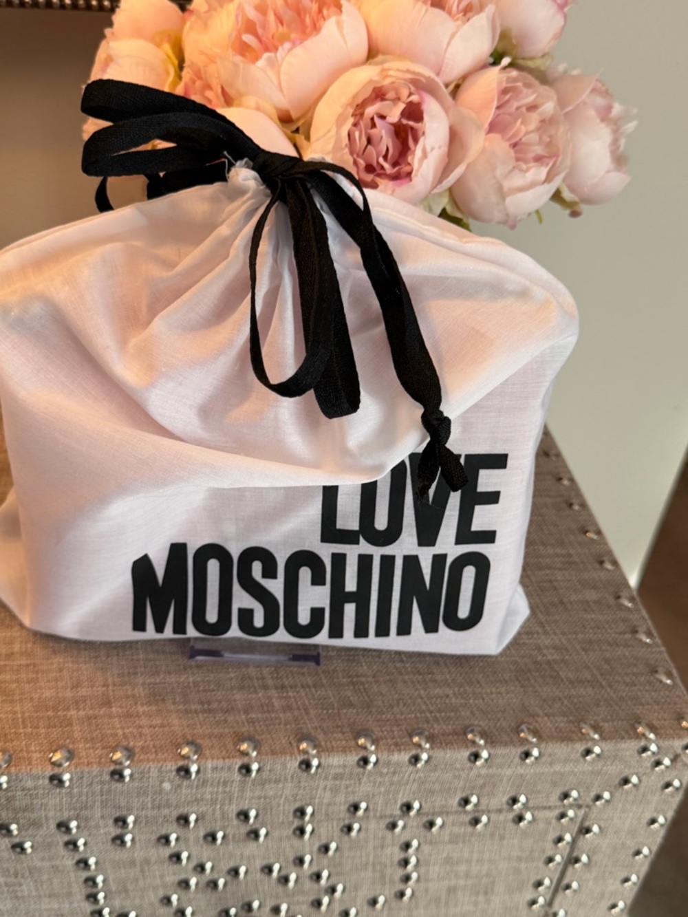 New Love Moschino Blush Quilted Crossbody with Gold Heart Studs - Picture 7 of 8
